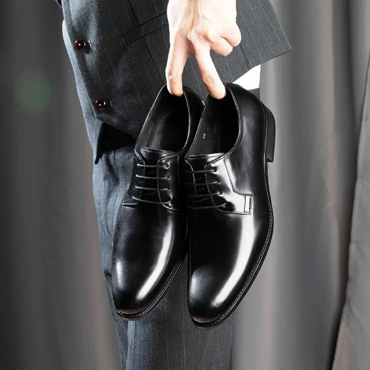 Men's Almond Toe Dress Shoes with Lace-Up Front and Defined Heel