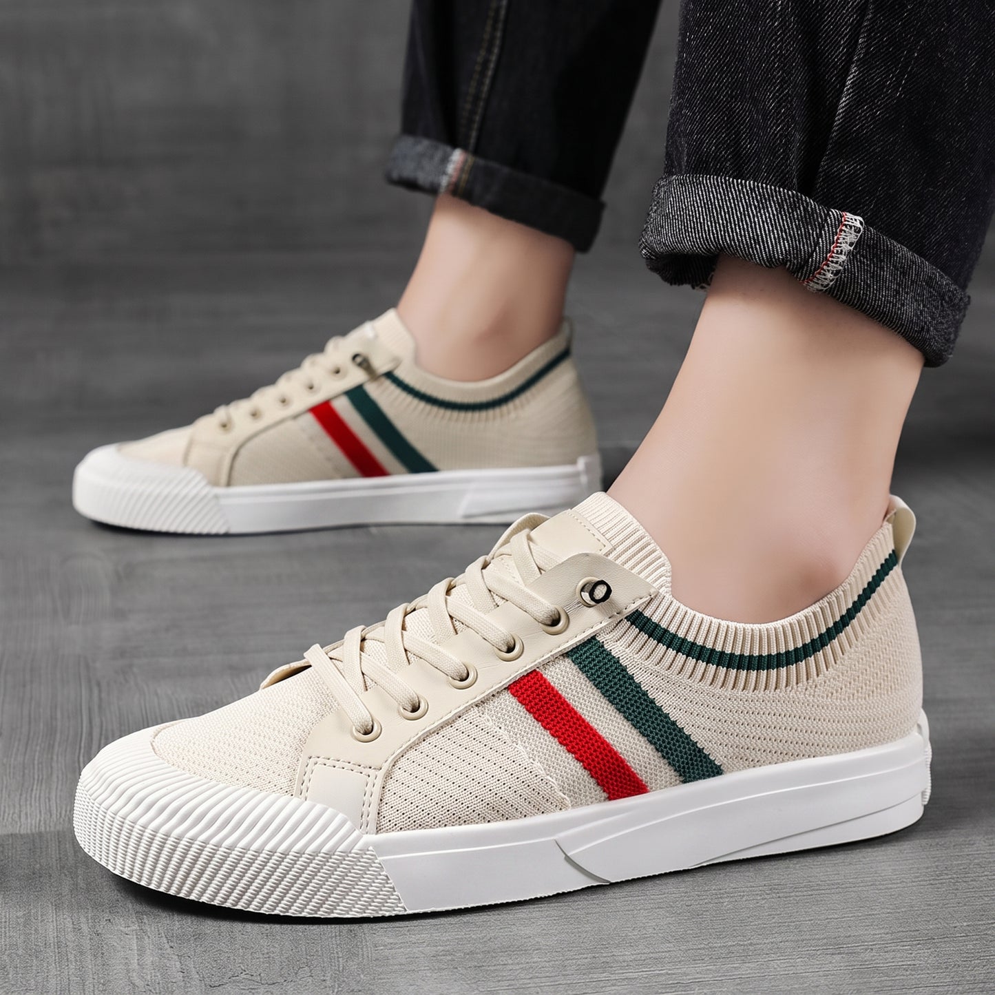 Men's Low-Top Sneakers with Lace-Up Closure and Striped Detail